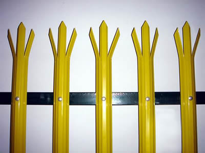 palisade fence with yellow color and triple point of head